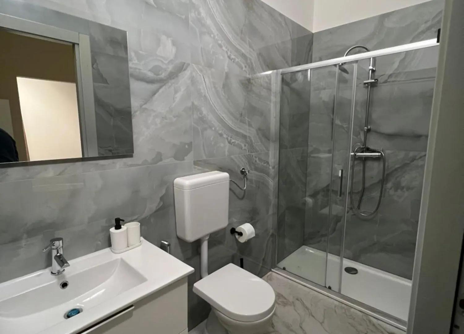 Pensionat The Rock House Camere Con Bagno Privato Piacenza